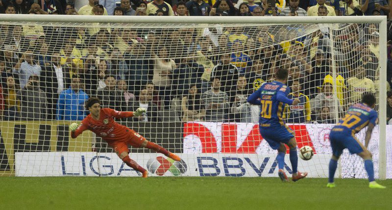 El campeón Tigres remonta y vence al América